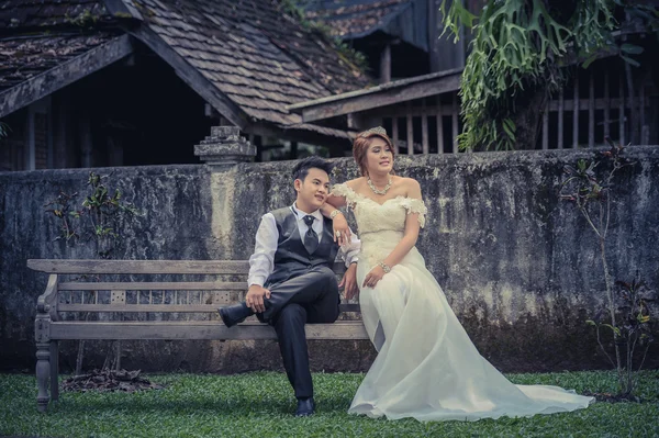 Asien unga snygga mode par poserar på naturen. — Stockfoto