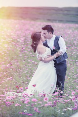 Asya genç şık moda çift doğa üzerinde poz.