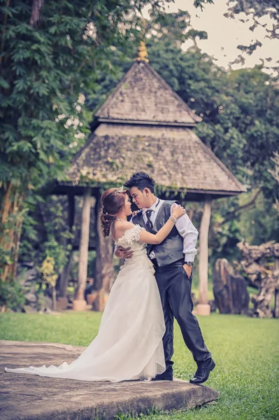 Ásia jovem elegante moda casal posando na natureza . — Fotografia de Stock