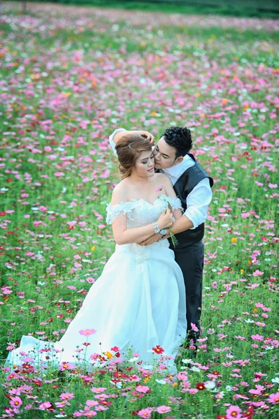 Ásia jovem elegante moda casal posando na natureza . — Fotografia de Stock