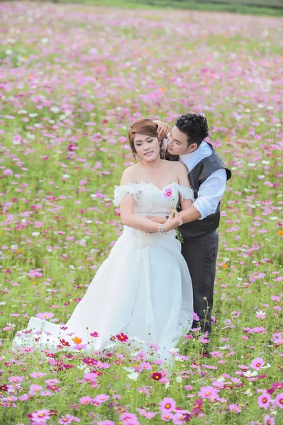 Ásia jovem elegante moda casal posando na natureza . — Fotografia de Stock