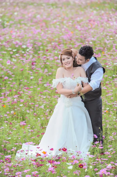 Ásia jovem elegante moda casal posando na natureza . — Fotografia de Stock