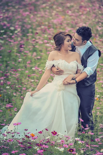 Asia young stylish fashion couple posing on nature. — Stock Photo, Image