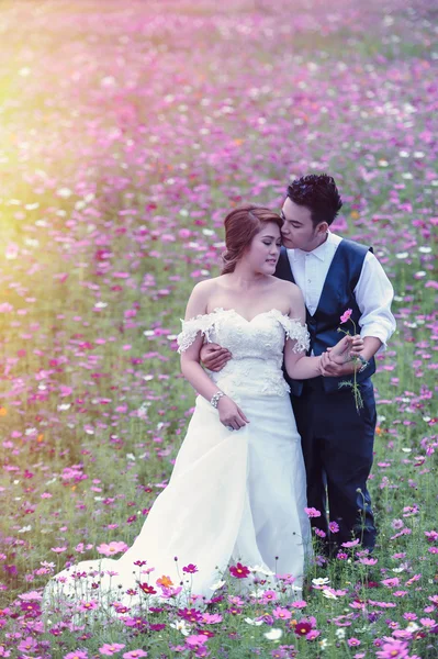 Ásia jovem elegante moda casal posando na natureza . — Fotografia de Stock