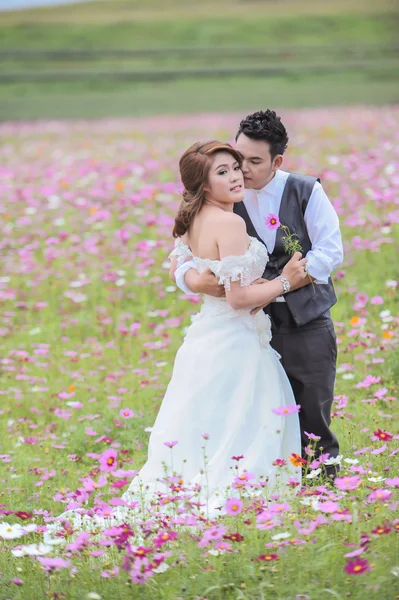 Asia young stylish fashion couple posing on nature. — Stock Photo, Image