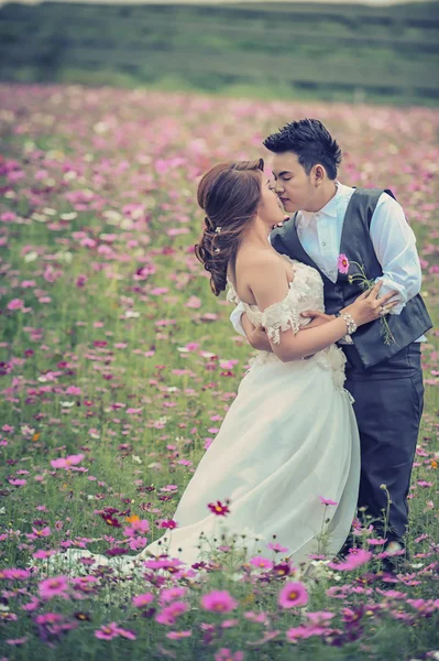 Ásia jovem elegante moda casal posando na natureza . — Fotografia de Stock