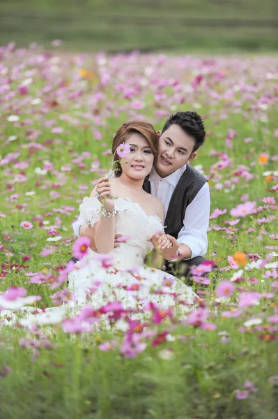 Asia joven elegante moda pareja posando en la naturaleza . — Foto de Stock