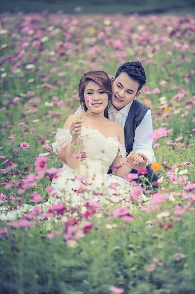 Asia young stylish fashion couple posing on nature. — Stock Photo, Image