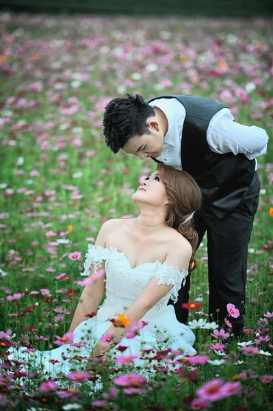 Asia young stylish fashion couple posing on nature. — Stock Photo, Image