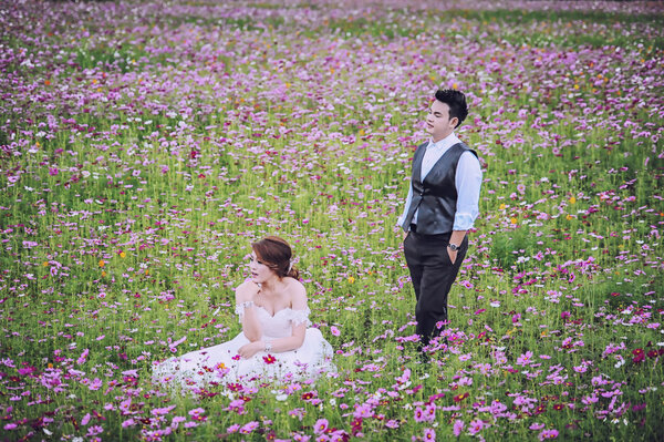 молодая стильная пара, позирующая на природе
.