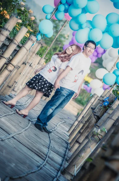 Asia feliz pareja en al aire libre — Foto de Stock