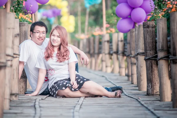 Asia feliz pareja en al aire libre — Foto de Stock