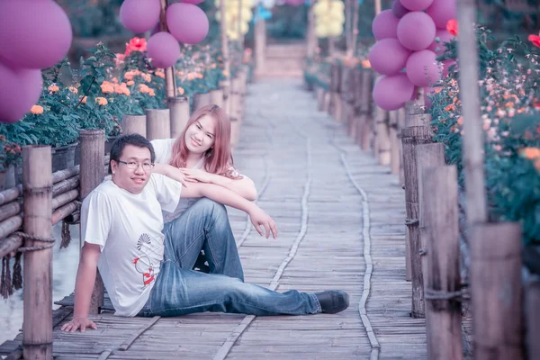 Asia feliz pareja en al aire libre — Foto de Stock