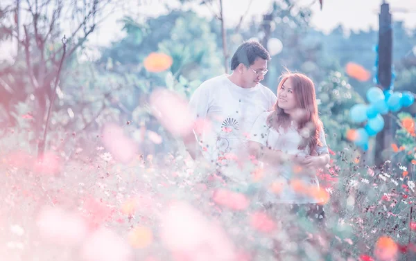 Asia joven feliz pareja en el parque en al aire libre — Foto de Stock