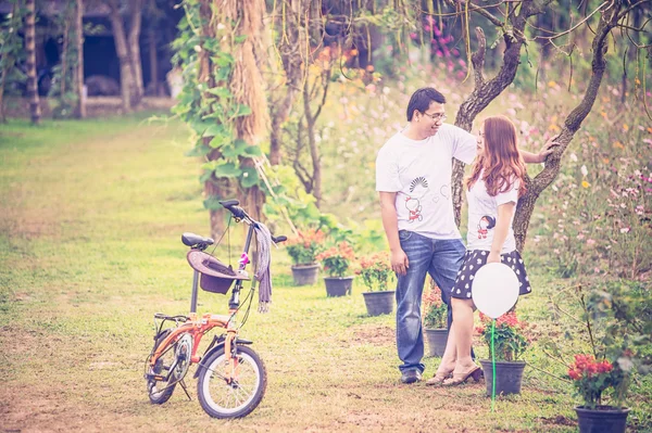 Azië jonge gelukkige paar in het park op buiten — Stockfoto