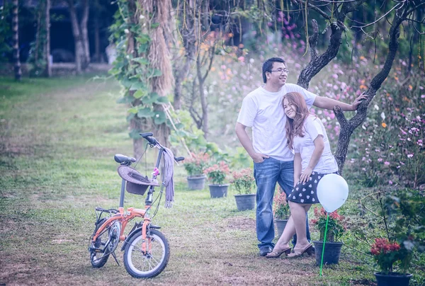 屋外の公園でアジア若い幸せなカップル — ストック写真