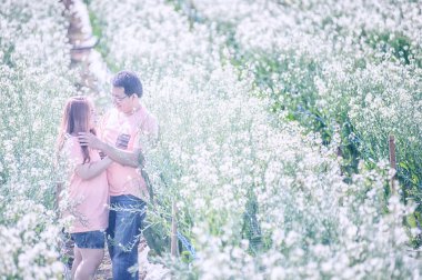 Asya genç mutlu çiftimiz parkta açık