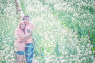 Asya genç mutlu çiftimiz parkta açık