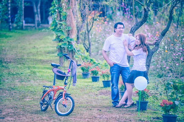 Asia joven feliz pareja en el parque en al aire libre — Foto de Stock