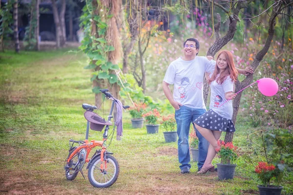 Ásia Jovem casal feliz no parque ao ar livre — Fotografia de Stock