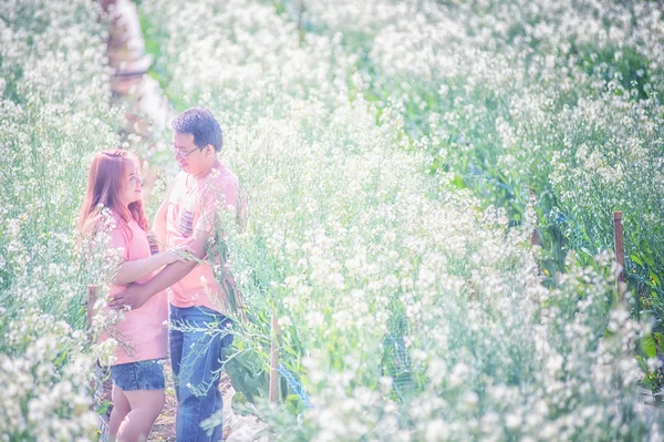 Asiatisch jung glücklich pärchen im die park auf outdoor — Stockfoto