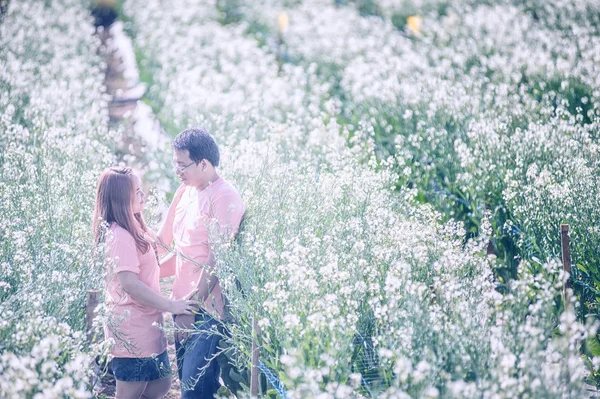 Asie Jeune couple heureux dans le parc en plein air — Photo