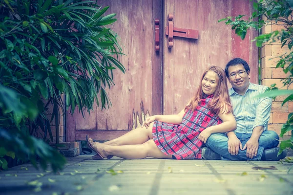 Asien unga lyckliga par i parken på utomhus — Stockfoto