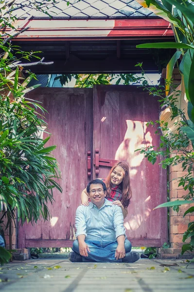Ásia Jovem casal feliz no parque ao ar livre — Fotografia de Stock