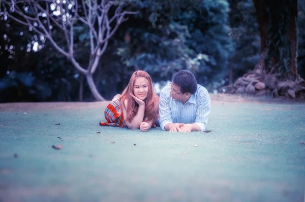 亚洲年轻快乐夫妇，在户外公园 — 图库照片