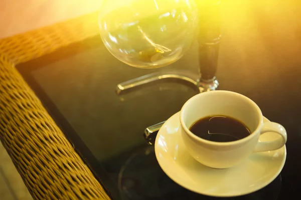 コーヒー カップとサイフォンの真空コーヒー メーカー — ストック写真
