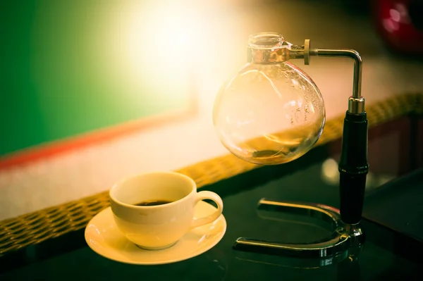 Vakum kahve makinesi kahve fincanı ve sifon — Stok fotoğraf