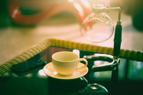 Taza de café y sifón vacío cafetera — Foto de Stock