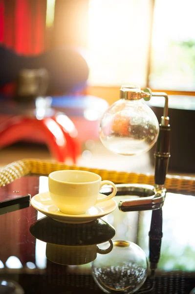 Кофе чашки и сифон вакуумный кофеварка — стоковое фото