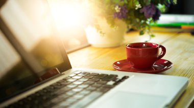 fincan kahve ve ahşap masa laptop 