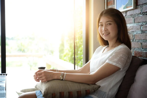 Asiatisch attraktiv frau sitting auf die couch — Stockfoto