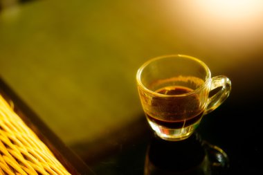 Kahve fincanı kahve dükkanında - parlama efekti Ekle 