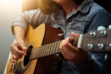 eller kadın'ın akustik gitar çalmak