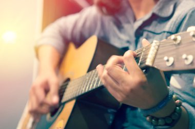 eller kadın'ın akustik gitar çalmak