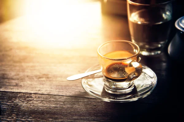 Beber café foi diminuído para meia xícara na mesa — Fotografia de Stock