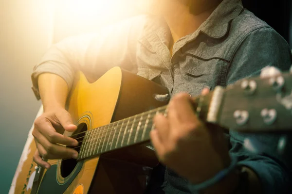 eller kadın'ın akustik gitar çalmak