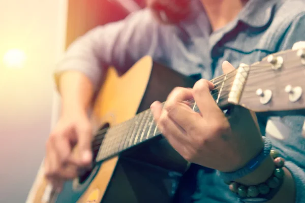 eller kadın'ın akustik gitar çalmak