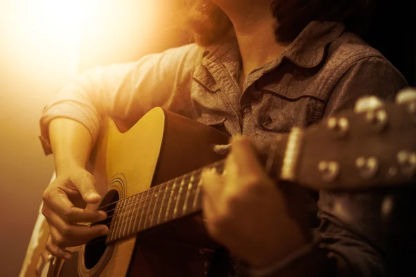 eller kadın'ın akustik gitar çalmak