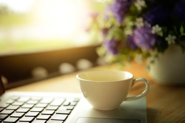 Białe filiżanka kawy i laptop dla biznesu — Zdjęcie stockowe