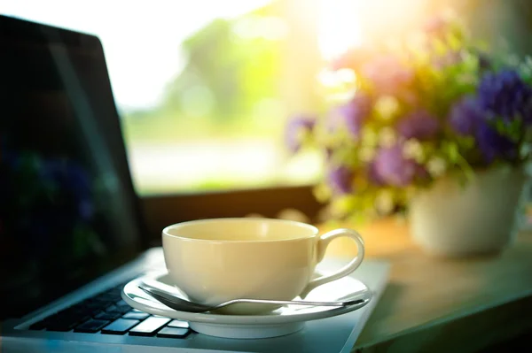 白いコーヒー カップとビジネスのためのラップトップ — ストック写真