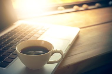 kafede dizüstü bilgisayar ve kahve Kupası