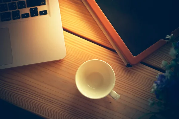 Laptop tablet ve ahşap masa boş beyaz kahve Kupası — Stok fotoğraf