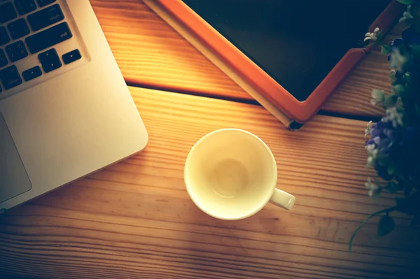 ラップトップ タブレットと木製のテーブルの空の白いコーヒー カップ — ストック写真