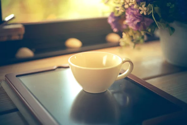 Tableta y taza de café blanco en madera — Foto de Stock