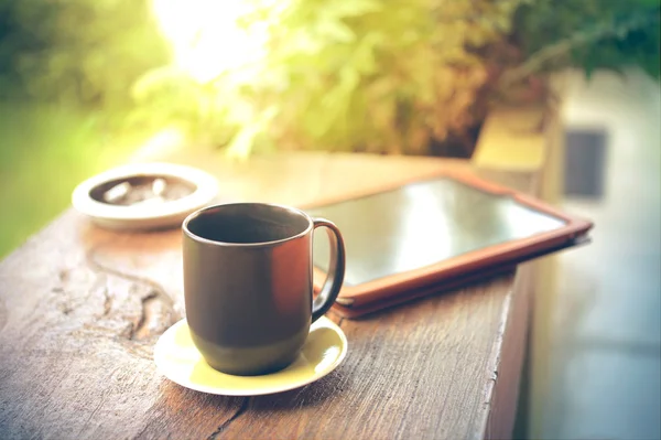 タブレットと木材にブラック コーヒー カップ — ストック写真