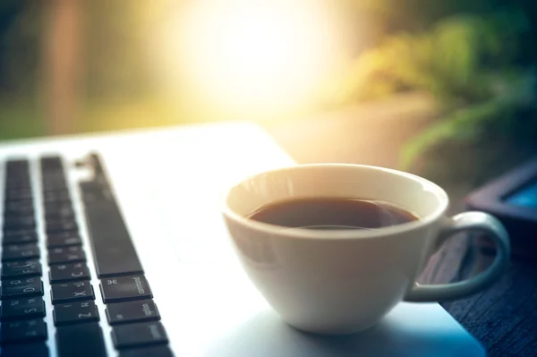 Portátil y taza de café en la cafetería — Foto de Stock